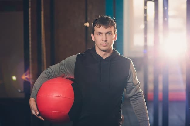 A Kings League player is seen in a high-intensity training session at the gym, performing squats with heavy weights. The player is focused and determined, with sweat dripping from their brow. A trainer is observing closely to ensure proper form and technique.